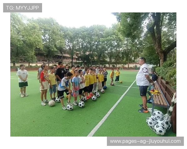 盘带如舞脚下生风展示足球带球的趣味与创意技巧